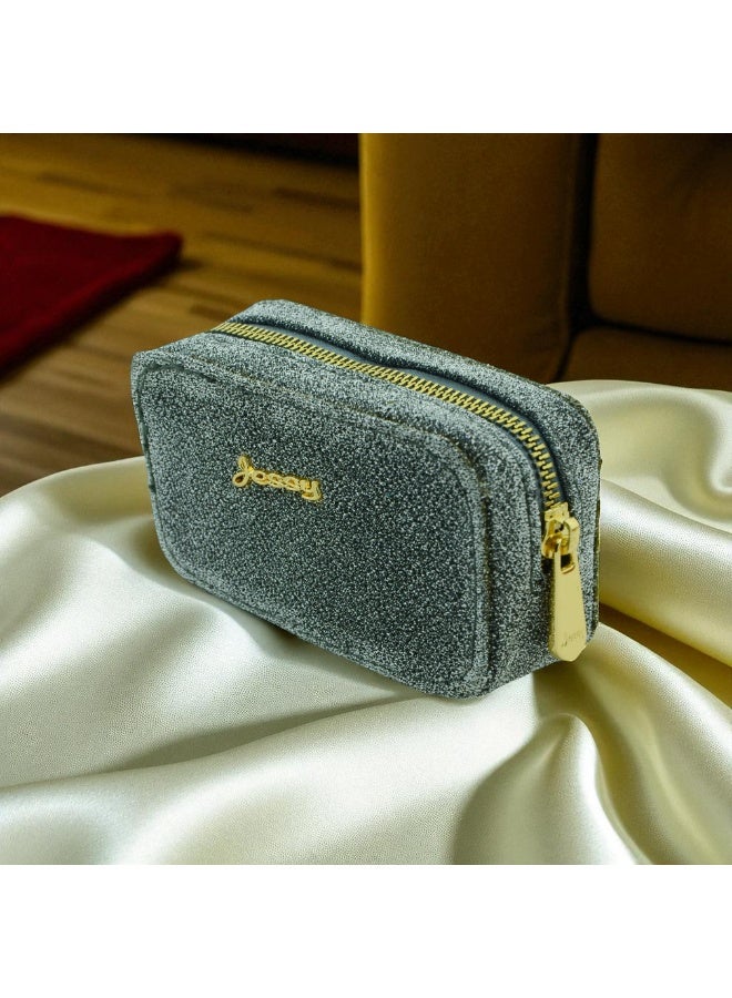 محفظة حريمي بتصميم أنيق يعكس روح العلامة الفاخرة ويبرز التفاصيل بعناية. تجمع بين البساطة والرقي، وتناسب الإطلالات اليومية والمناسبات الخاصة. - Image 3